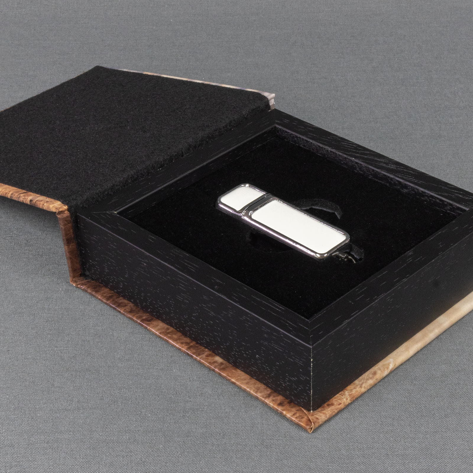 Luxury USB Folio Slide 3